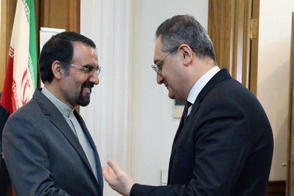Iran, Russia review ways to widen economic relations