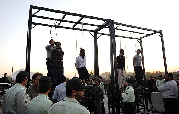 public-hanging-four-convicted-rapists-Khomeinishahr-11