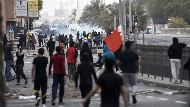 Bahraini protesters clash with police following a demonstration to mark the fourth anniversary of the country�s popular uprising on February 14, 2015.(AFP photo)